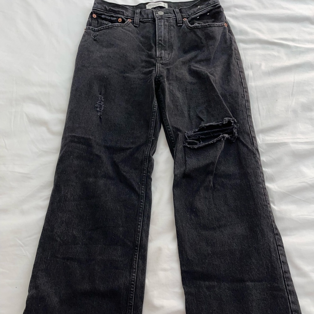 Abercrombie and Fitch 90s Relaxed Jean, size 27 in black!